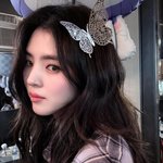 한소희, '나비 장식' 하나로…내추럴 무드 속 <b>오묘</b>한 관능美