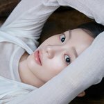 “고요한 눈빛이 말을 건네는 순간”…채서안, 차분한 포즈→<b>청초</b>한...