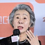 子 동성애자 고백한 윤여정, 게이 할머니 됐다‥‘결혼피로연’ 부산서...