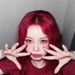 '아이들 탈퇴' <b>서수진</b>, 레드 헤어+크롭티로 강렬 비주얼 [해시태그]