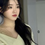 머금은 시선”…강나언, <b>실내</b>에서 느린 속도→청초한 매력 현재진행