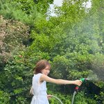 [이것좀봐줘] 초록 향기에 취했죠”…웬디, 가을 <b>문턱</b> 미소→청량감...