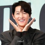 욕심나”…송중기, ‘태양의 후예’ 이후 9년만 <b>멜로</b>(‘마이 유스’)