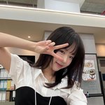 “직장인들의 순간”…지예은, <b>친근</b>한 브이 포즈→사무실 감성 물씬