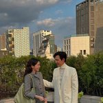  이정재 옆에선 우아하게 '<b>정장</b>'… 혼자일 땐 섹시하게 '시스루'