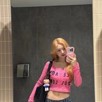 크러쉬“거울 너머로 전해진 여운”…조이, <b>분홍빛</b> 일상→청량한 존재감