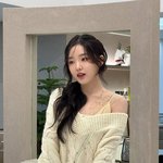 니트에 설렘 한 스푼, 강나언의 아이보리 오프숄더 룩