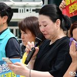 눈물 흘리는 故 오요안나 어머니[포토]