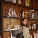 콘크리트벽 앞에 선 이민정, 논란 차단..예수상 명품백 사진 그...