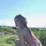 “햇살 따라 번지는 여운”…우기, 푸른 오후→여름 감성 <b>폭발</b>