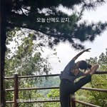 ‘의사’ <b>이윤지</b>, 산 정상서 요가 수련‥뼈말라 몸 이유 있네