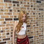 크러쉬 조이, 반짝이는 레드 스커트로 ‘러브 스플래시’ 감각 살린...