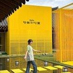 “경주에서 잠시 머물며”…박보영, 늦여름 <b>미소</b>→노란빛 가득 산책