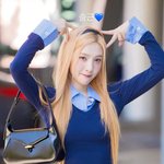 [드루와] 크러쉬 조이 출근길서 상큼<b>발랄</b> 매력 폭발…완벽 미모 자랑