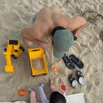 '윤승아' <b>김무열</b>, 바닷가서 아들과 모래놀이…어깨만 봐도 든든