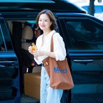 [어케생각해] [사진]문채원,'오렌지 <b>쥬스</b> 들고 라디오 출근해요'