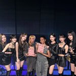 스테이씨 정규1집 들고 사진찍은 두 레전드