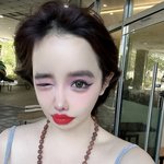 과한 메이크업으로 가린 미모…핑크 섀도우에 <b>염주</b>목걸이[SCin스타]