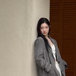 “차분한 <b>회색빛</b> 가을”…정채연, 깊어진 시선→아련한 모던 무드