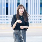 [사진]이성경,'갑작스러운 플래쉬 <b>세례</b>에 수줍어서