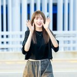 [사진]이성경,'플래쉬 세례에 수줍게 미소'