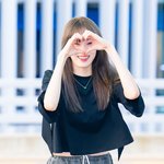 [사진]이성경,'쑥스러워서 하트 <b>연발</b>'