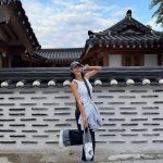 “한옥 <b>담장</b>에 기대어”…유이, 설렘 머문 초가을 산책→청량 매력