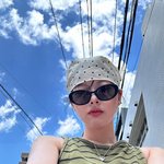 하늘 아래, 반전의 시선”…한수아, 카리스마 속 여유→<b>도시</b>의 오후