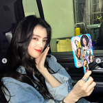 한소희, 자기애 끝판왕..예쁜 얼굴 가득한 거울 들고서 ‘미소’