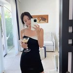 한예슬, 초<b>미니</b> 원피스로 상큼하게···'10살 연하'와 행복한 해외...