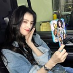 ‘거울도 설레는 미모’ 한소희, <b>데님</b>룩 완벽 소화