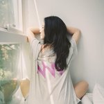 송지효의 여유로운 내면 표정, 빈티지 티셔츠로 전한 평온