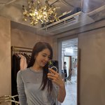 며느리' 한채아, 거울셀카로 동안미 <b>폭발</b>…하늘빛 톱+와이드 팬츠...