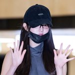 [현장포토] "가려도 예쁨"…장원영, 인형의 <b>손인사</b>