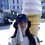 ‘최정훈’ 한지민, 아이스크림 흘리고 먹어도 귀여워..<b>민낯</b>에도 ‘굴욕無’