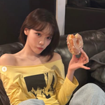 르세라핌 김채원, 어깨 드러내고...<b>도넛</b>만 먹어도 귀엽고 섹시해