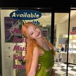 “빛에 물든 한순간”…조이, 크러쉬 물결 같은 미소→밤을 가른 <b>눈부심</b>