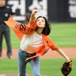 [포토] 이선빈 '시구의 <b>정석</b>'