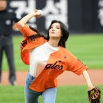 [포토] 이선빈 '힘찬 <b>시구</b>'