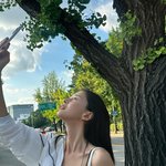 따라 고개를 들었죠”…권나라, 초가을 거리→<b>여운</b> 남긴 맑은 눈빛