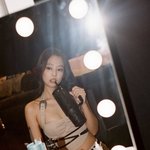 블랙핑크 제니, <b>베이지</b> 홀터넥에 드러난 의외의 볼륨감…무대 밖 반전...