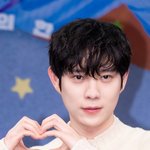 [T포토] 김영대 '이 하트, 팬들 거야'