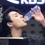 아 목마르니까 <b>물</b> 마시는 영케이 봐야겠다