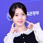 "내내 울었다"…아이유, 휠체어석 한 명씩 눈 맞추고 손 잡았다...
