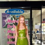 조이, 크러쉬 라임빛 스팽글로 반짝이는 <b>미니멀</b> 무드