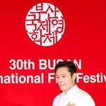 [현장포토] "포스가 다르다"...이병헌, BIFF의 조각상