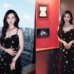 김지원, 우아한 '블랙 드레스' 자태… 여신이 따로 없네