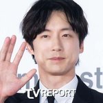 '양다리 논란' 사카구치 <b>켄타로</b>, 밝은 얼굴로 '부국제' 참석....