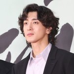 잔나비 최정훈, <b>무대</b> 미끄러져 꽈당…관객들이 '떼창'으로 살렸다