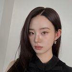 고요한 눈빛에 담긴 깊은 여운”…<b>신시</b>아, 검은빛 아우라→시선 압도한...